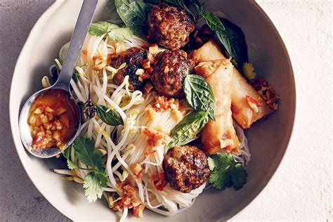  Bún Chả: Ein köstliches Gericht mit süßen und scharfen Aromen!