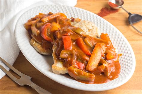  Yangquan Bratwurst mit scharfer Paprika Sauce: Ein Feuerwerk der Aromen und Texturen auf Ihrem Teller!