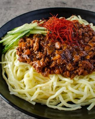  Zha Jiang Mian: Ein unvergessliches Zusammenspiel von würziger Sauce und federleichtem Nudelgebäck!